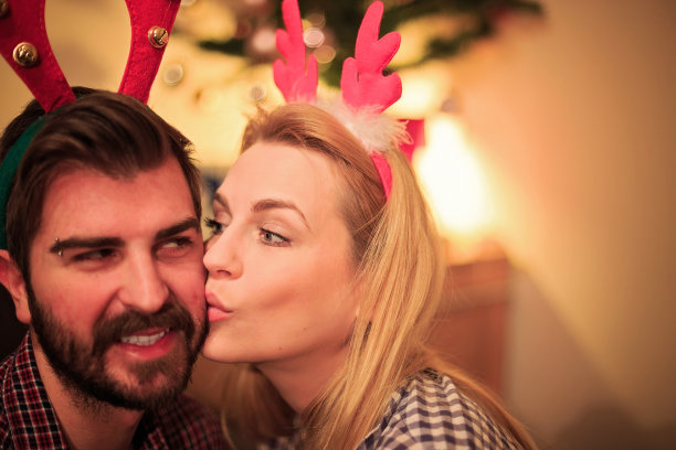 男朋友和女朋友分享假期的美丽时刻图片下载