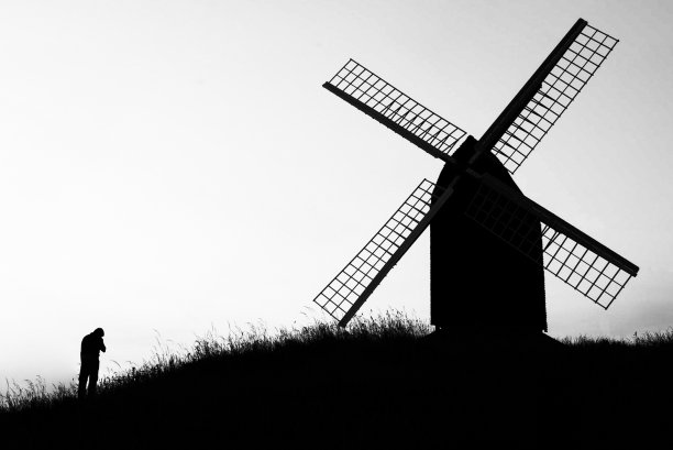 男人和磨坊图片下载