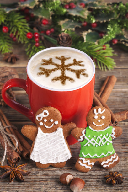 圣诞卡布奇诺和姜饼饼干在圣诞树前图片下载