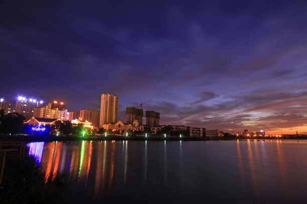 河边的夜景，特写照片图片下载