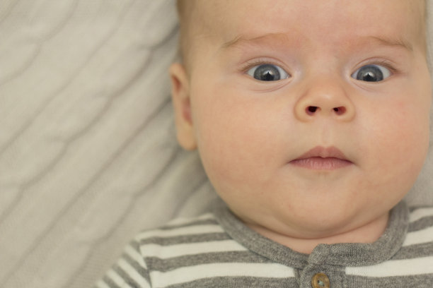 一个可爱的男婴的肖像图片下载