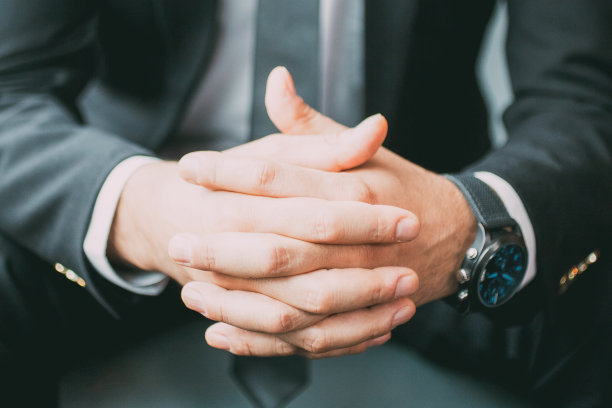 商人紧握的双手的裁剪视图图片下载