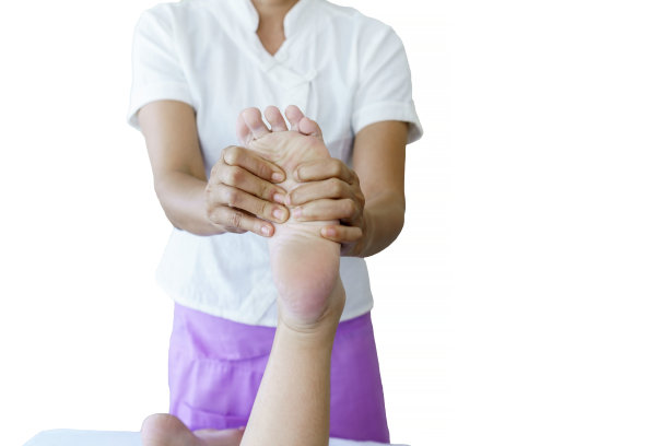 女性专业按摩师的双手按在客户的脚上进行泰国传统按摩图片下载