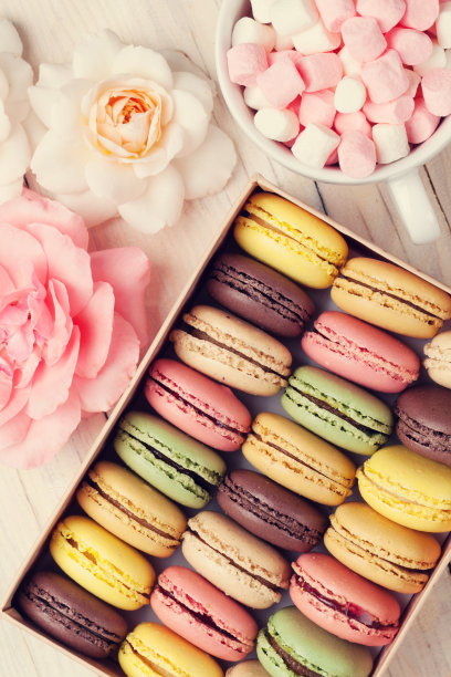 盒子里五颜六色的杏仁饼干图片下载