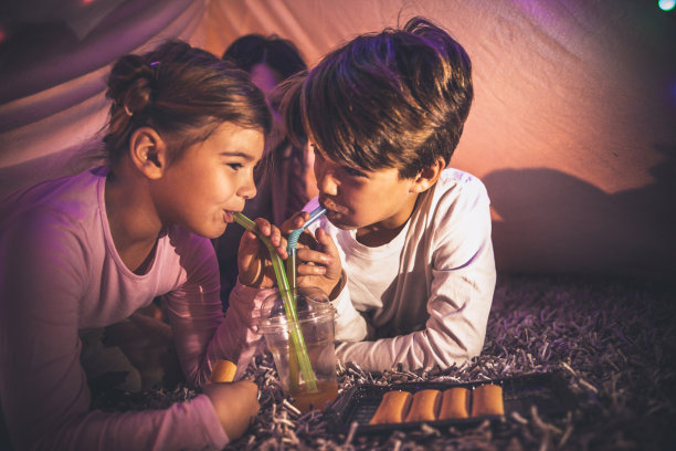 孩子们在帐篷里玩耍图片下载