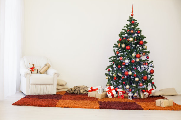 圣诞树在除夕夜的白色房间里放着圣诞礼物图片下载