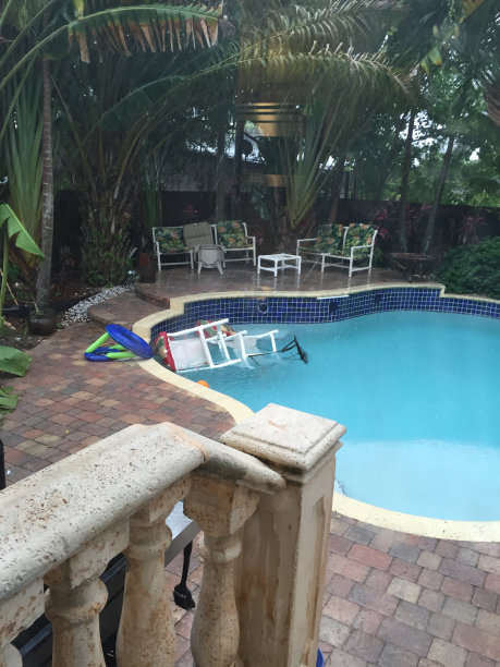 在暴雨中游泳图片下载