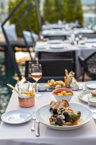 白盘贻贝。餐厅服务表图片下载