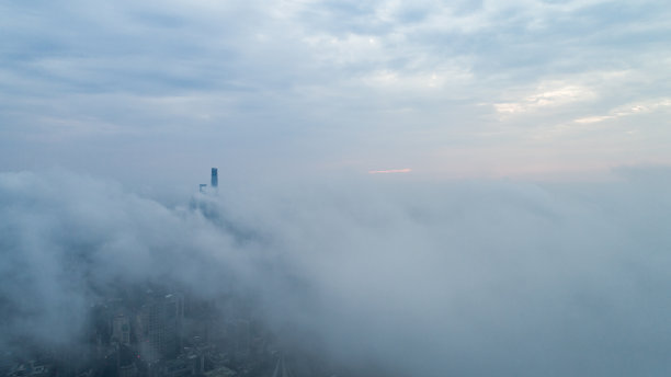 清晨雾中的上海鸟瞰图图片下载