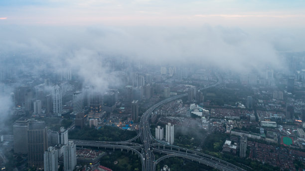 清晨雾中的上海鸟瞰图素材图片