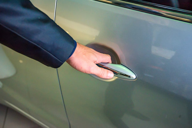 手持汽车门把手的商人图片下载