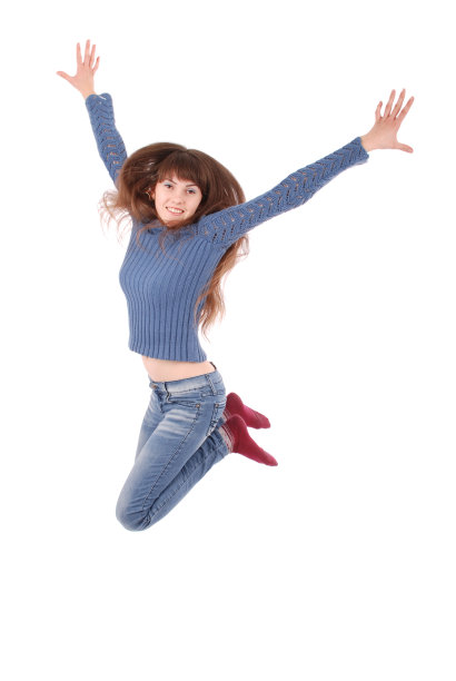 一个欢快跳跃的女孩的全身肖像图片下载