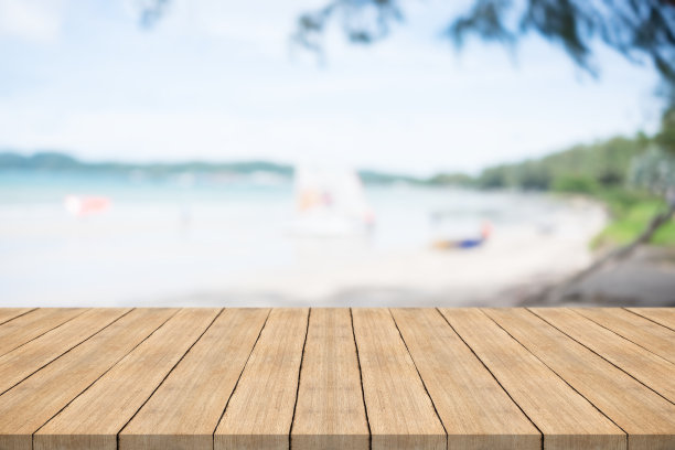 空木桌前面模糊的背景海滩和帆船，空间蒙太奇您的产品图片下载