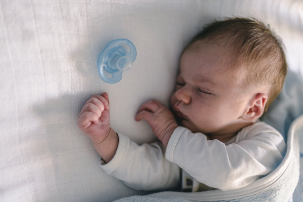 婴儿在梦乡图片下载