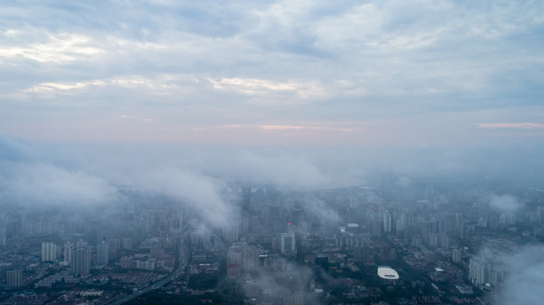 晨雾中的上海城市鸟瞰图素材图片
