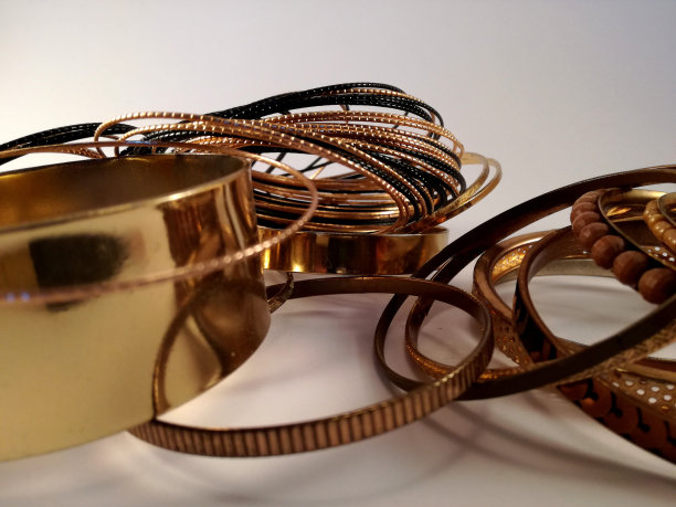 许多珠宝散落在一幅画里图片下载