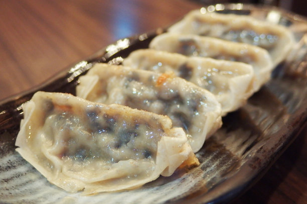 日式煎饺，长盘摆放，选择性聚焦素材图片