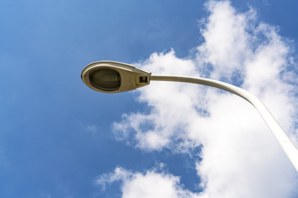 低角度的道路标志对天空素材图片