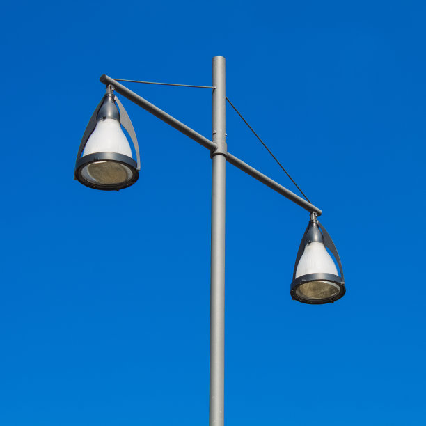 晴空上的路灯杆图片下载