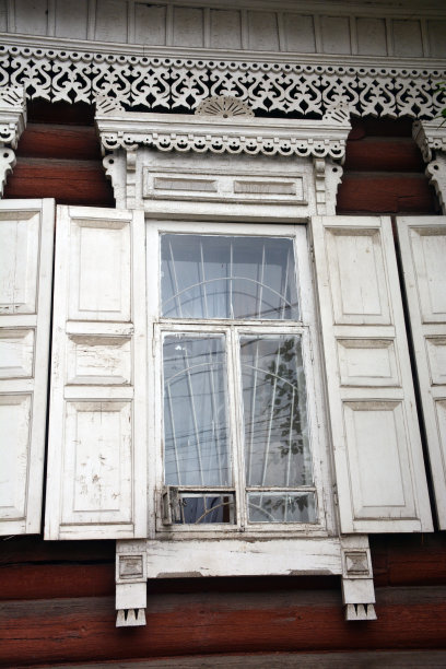 俄罗斯伊尔库茨克，带有白色百叶窗的华丽窗户图片下载
