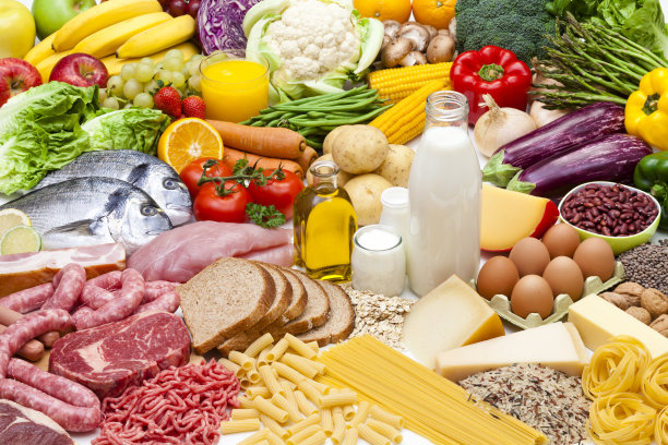 桌子上摆满了不同种类的食物图片下载