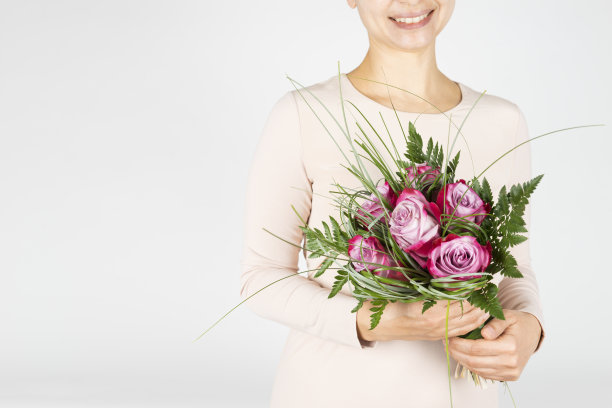 女人拥抱玫瑰图片下载