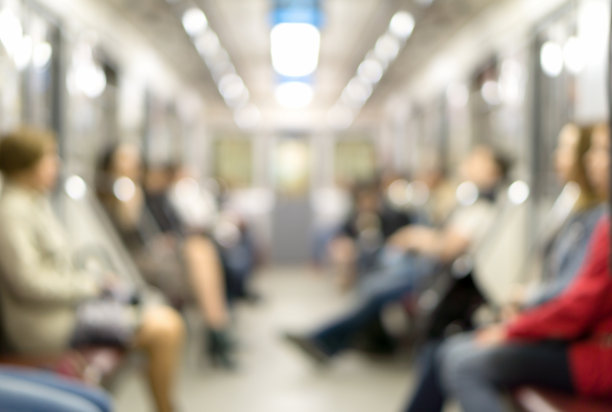 De聚焦了在地铁上旅行的人们的背景图片下载