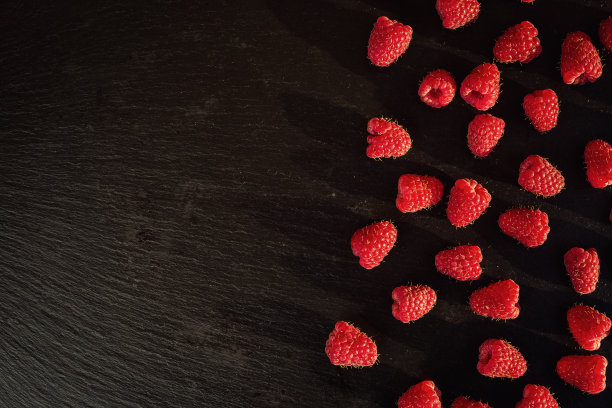 种植树莓，树莓背景特写照片，高分辨率产品，美味一级有机水果，树莓作为背景图片下载
