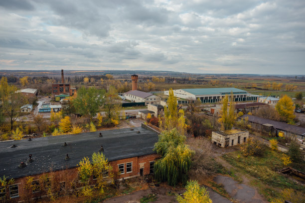 废弃工业园区鸟瞰图，混凝土建筑，工业和农业区图片下载