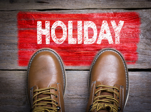 假期。顶部视图的靴子在木制的背景图片下载