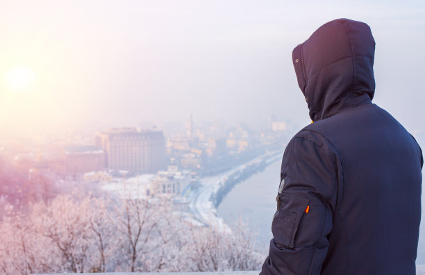 游客在看冬季城市景观图片下载