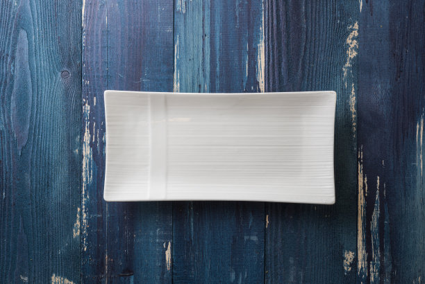 蓝色木质背景上的白色矩形板图片下载