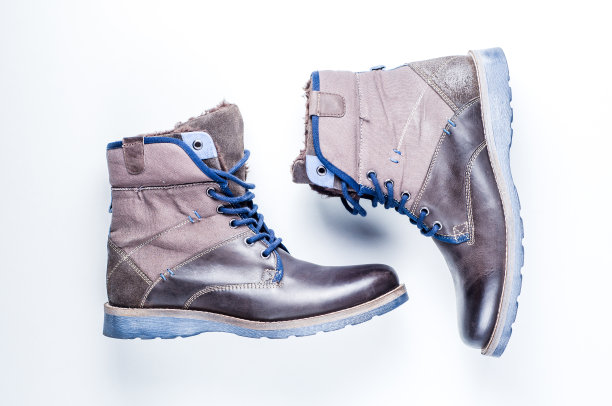 白色背景的男子冬季靴子图片下载