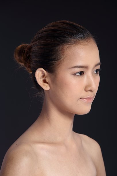 亚洲女人化妆后的发型。没有修饰，新鲜的脸图片下载