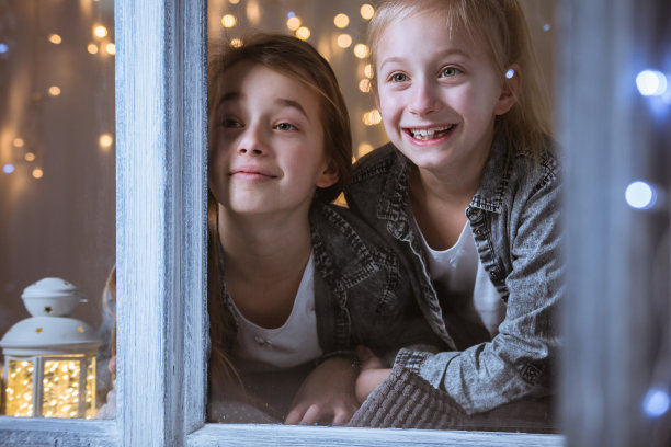 姐妹们望着窗外图片下载