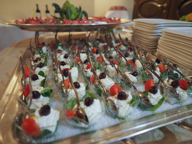 奶酪、西红柿、橄榄和莴苣图片下载