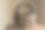 用松果做成的篮子，放在圆木上图片下载