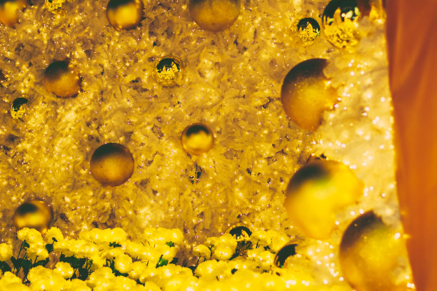 圣诞树上的黄色圣诞装饰品图片下载