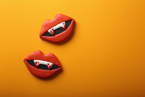 有趣的姜饼万圣节嘴唇，食物和节日图片下载