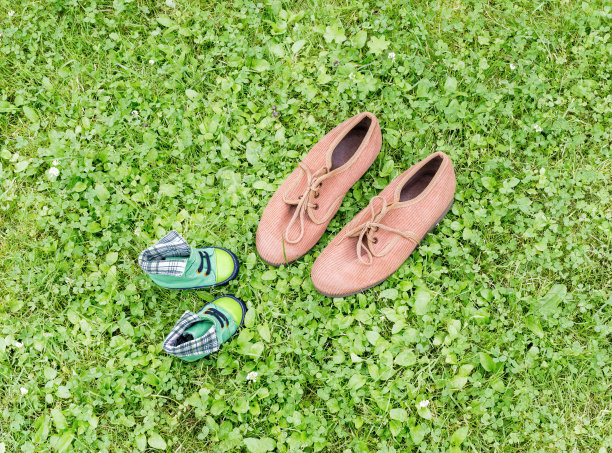 鞋子在草地上图片下载