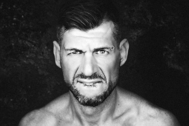 痛苦的遗憾图片下载