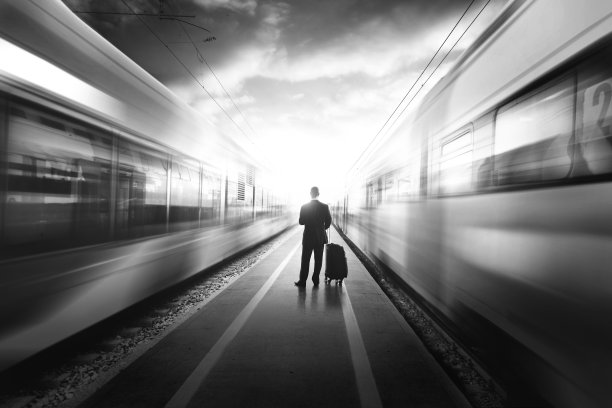 商人在两列黑白高速列车之间图片下载