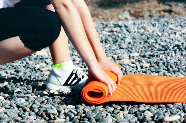 这位年轻的女子已经完成了她的海上训练。关闭橙色垫。复制空间。文本的地方图片下载