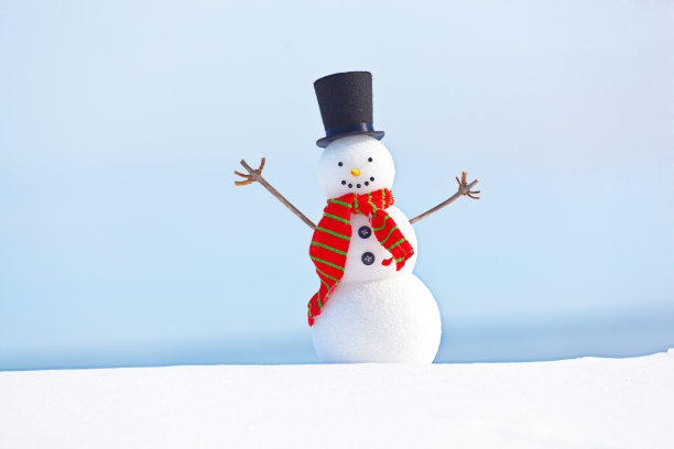 雪人肖像在雪与天空的背景素材图片