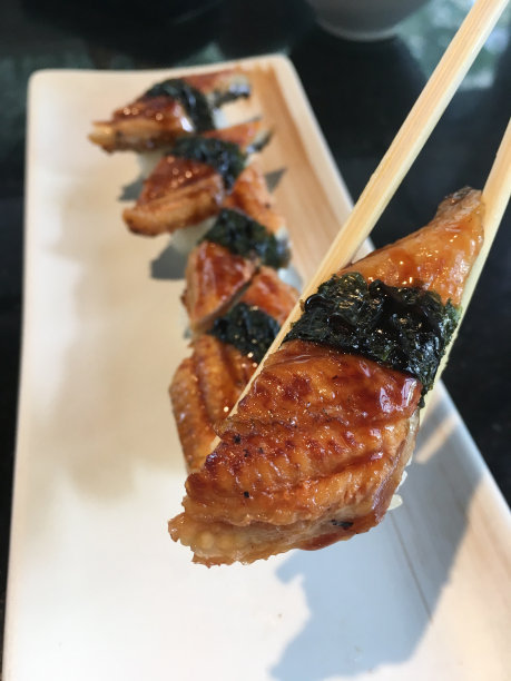 鳗鱼筷子寿司，日本料理图片下载