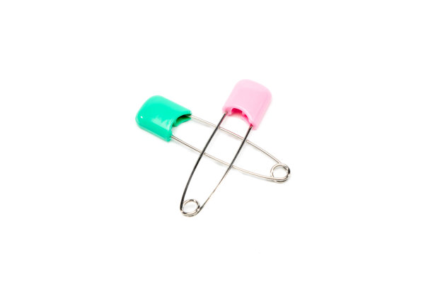 白色安全别针图片下载