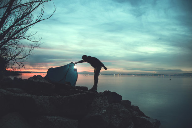 一个疯狂的男人拿着灯往帐篷里看图片下载