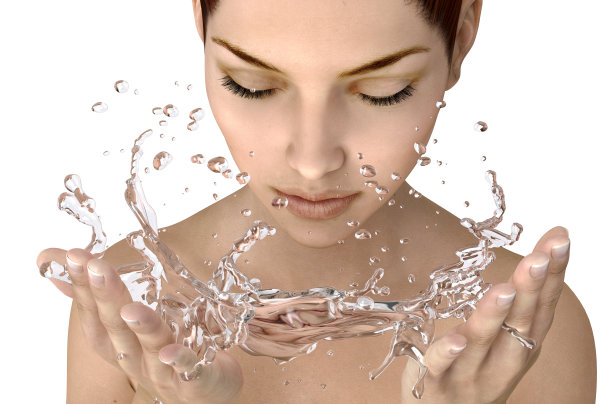 美丽的女人独自洗脸图片下载