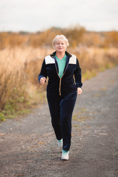 在公园里跑步的老妇人。健康的生活方式。图片下载