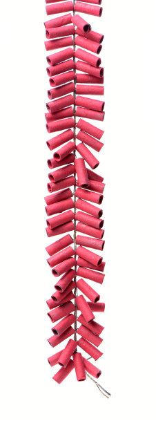 红色爆竹串孤立在白色背景。爆竹图片下载